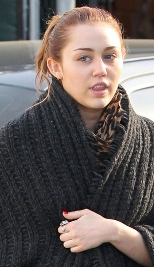 miley-cyrus-cumparaturi-12-462x800 - Miley Cyrus plimba caruciorul