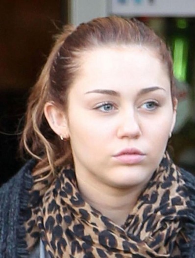 miley-cyrus-cumparaturi-13-540x712 - Miley Cyrus plimba caruciorul