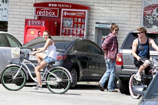 miley_cyrus_7_11_0001_wenn5451271-530x353 - Miley Cyrus se plimba cu iubitul pe bicicleta