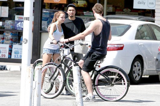 miley_cyrus_7_11_0012_wenn5451273-530x353 - Miley Cyrus se plimba cu iubitul pe bicicleta