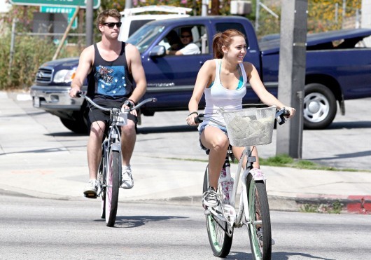 miley_cyrus_7_11_0018_wenn5451276-530x371 - Miley Cyrus se plimba cu iubitul pe bicicleta