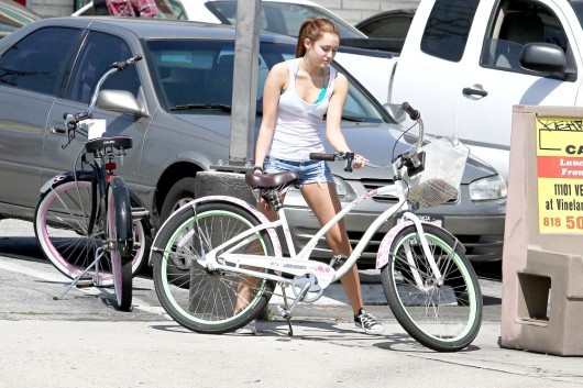 miley_cyrus_7_11_0023_wenn5451269-530x353 - Miley Cyrus se plimba cu iubitul pe bicicleta