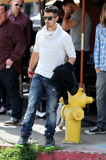 0 - Joe Jonas out for luch in LA