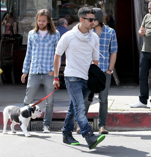 0CA5ILCS4 - Joe Jonas out for luch in LA