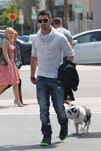0CALS7DKV - Joe Jonas out for luch in LA