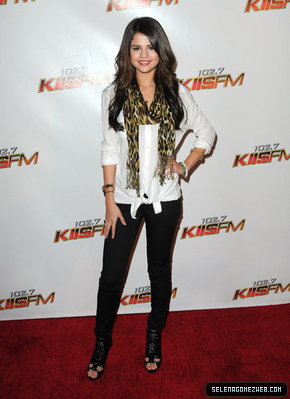 normal_selena-gomez-0083