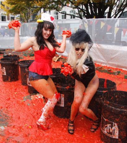 katy gaga tomato 1 - bataie cu rosii intre lady gaga si katy perry