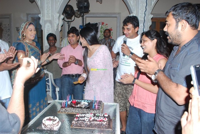 normal_Hina_Khan_Birthday_cutting_cake - Hina Khan