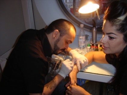 normal_miley-cyrus-brazil-tattoo_28629 - 0-0 Miley Cyrus Getting Tattoo In Brazil