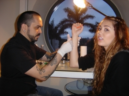 normal_miley-cyrus-brazil-tattoo_28829 - 0-0 Miley Cyrus Getting Tattoo In Brazil