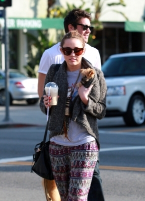 normal_miley-cyrus-joshua-bowman-love-dating_(2) - 0-0 Miley Cyrus Josh Bowman Coffee Date