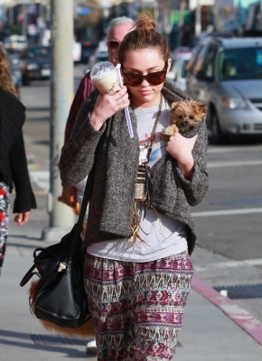 normal_miley-cyrus-joshua-bowman-love-dating_(5) - 0-0 Miley Cyrus Josh Bowman Coffee Date