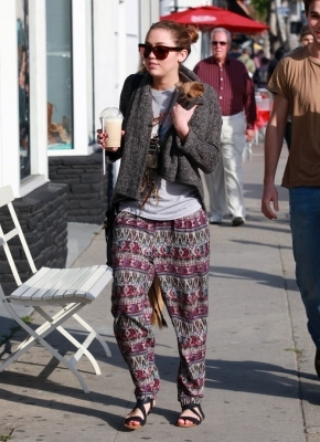 normal_miley-cyrus-joshua-bowman-love-dating_(12) - 0-0 Miley Cyrus Josh Bowman Coffee Date