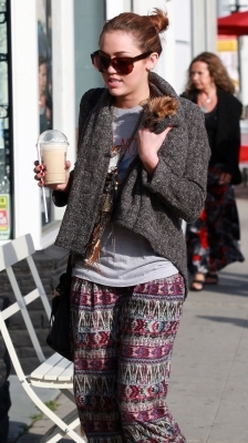 normal_miley-cyrus-joshua-bowman-love-dating_(13)_0 - 0-0 Miley Cyrus Josh Bowman Coffee Date