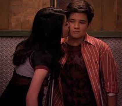 carly kiss - iCarly