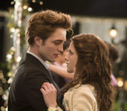 Bella si Edward danseaza