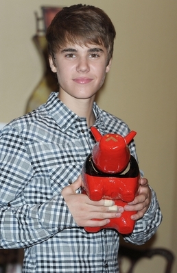  - 2011 Justin Bieber Meets Japanese Students In Tokyo May 18th