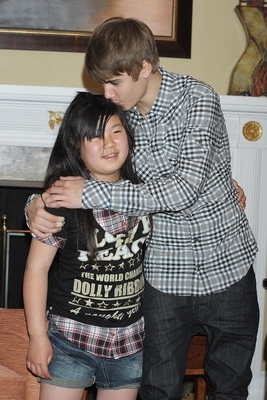  - 2011 Justin Bieber Meets Japanese Students In Tokyo May 18th