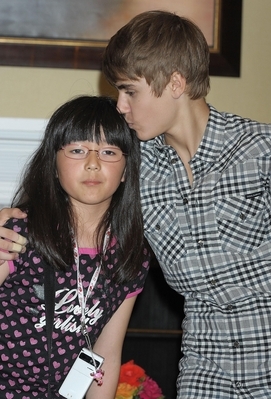  - 2011 Justin Bieber Meets Japanese Students In Tokyo May 18th