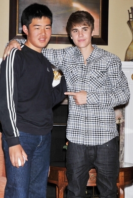  - 2011 Justin Bieber Meets Japanese Students In Tokyo May 18th