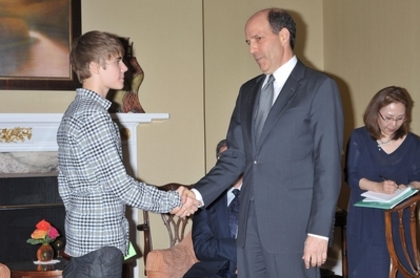  - 2011 Justin Bieber Meets Japanese Students In Tokyo May 18th