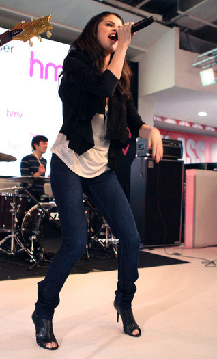 selena_eyeprime_398 - Selena Gomez performs at HMV in London Apr 12  2010