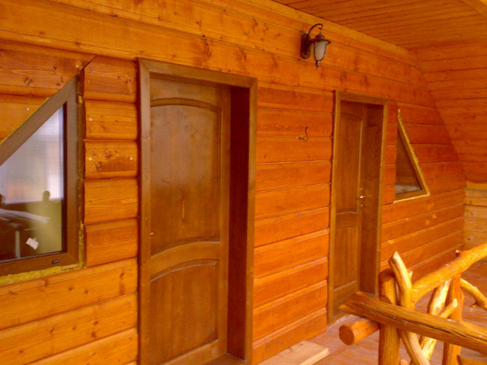 Dormitoare etaj; lemn de brad geam usi din brad balustrada lemn carpen rustic
