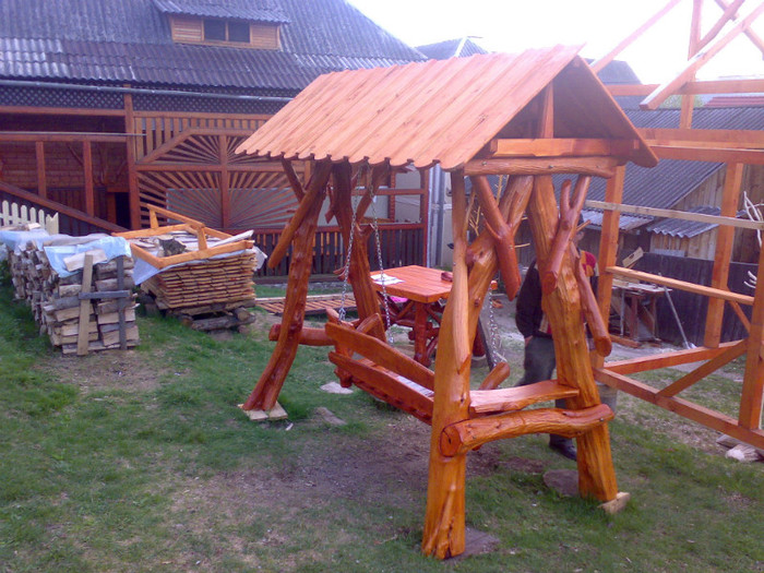 Leagan lemn carpen brad; Rustic lacuit nuanta cires dimensiune 2,30 m X 2,40 inaltime banca 1,60 m sezut
