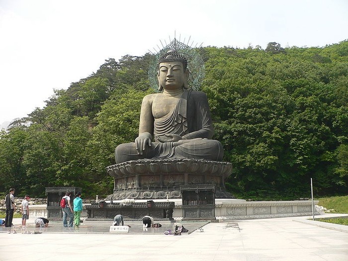 800px-Korea-Seoraksan-Buddha-Statue-02 - Coreea