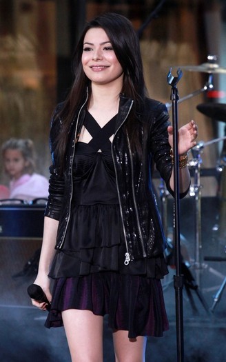 miranda-cosgrove-090610-9