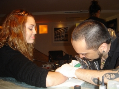 normal_299769243 - Miley gets her 7th Tattoo in Brazil