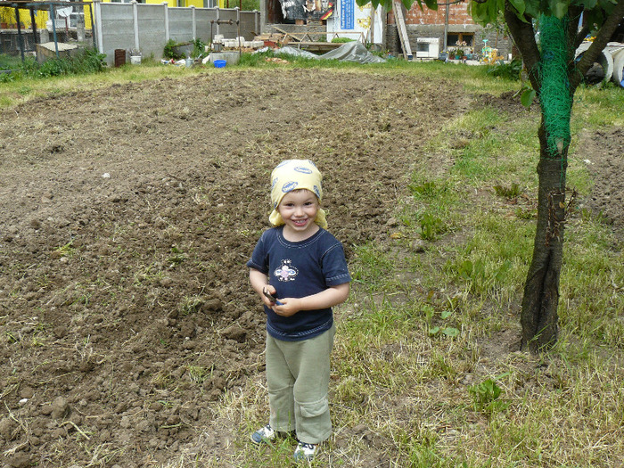 P1010283; Il ajut pe tata in gradina
