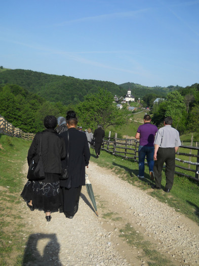 001; ne asteapta un drum lung
