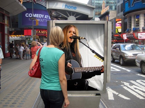  - Avril canta la ecran pe strada