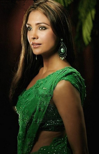 Lara Dutta - CONCURS 001 Actrita bollywoodiana ce arata cel mai bine in SARI