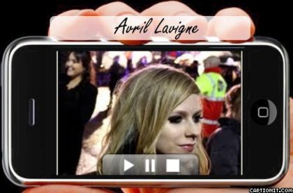 12 - o poza facuta de pe telefonul meu cu Avril Lavigne