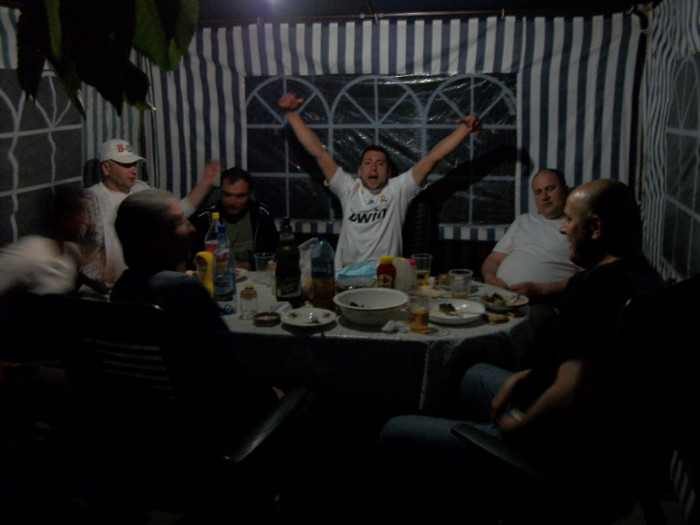 20-05-2011Rm Sarat - chefuri_intre prieteni porumbari 09-10-11