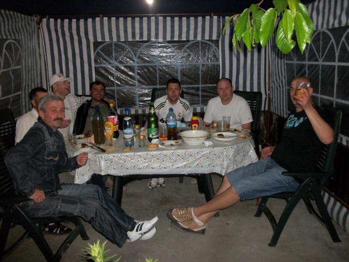 100_1400 - chefuri_intre prieteni porumbari 09-10-11