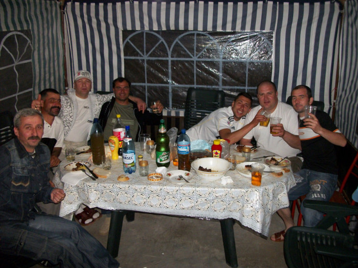 100_1401 - chefuri_intre prieteni porumbari 09-10-11