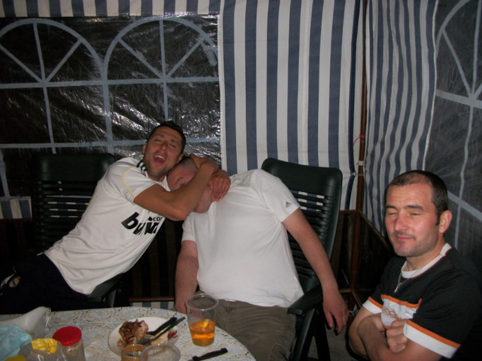 100_1404 - chefuri_intre prieteni porumbari 09-10-11