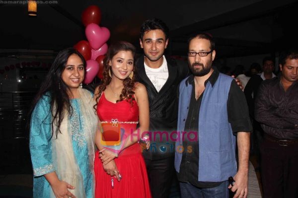 normal_Sara%20Khan%20and%20Nishant%20Malkani%20with%20Producers%20Rajita%20Sharma%20and%20Viveck%20B