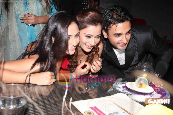 normal_Sara%20Krystle%20and%20Nishant%20Having%20Fun%20With%20the%20Cake%20at%20Ram%20Milaayi%20Jodi