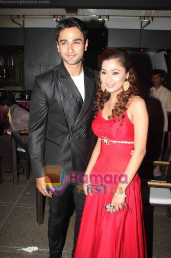 normal_Nishant%20Malkani%20And%20Sara%20Khan%20Leads%20of%20RMJ%20Pose%20at%20Ram%20Milaayi%20Jodi%2