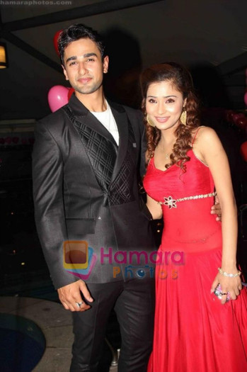 normal_Sara%20and%20Nishant%20Posing%20at%20Ram%20Milaayi%20Jodi%20100%20Episodes%20Success%20Bash%2