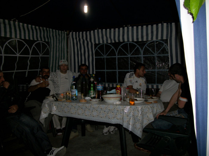 100_1403 - chefuri_intre prieteni porumbari 09-10-11