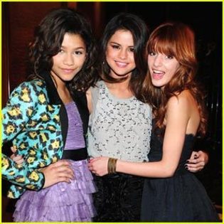 Shake-it-Up-cast-with-Selena-Gomez-shake-it-up-22003666-300-300