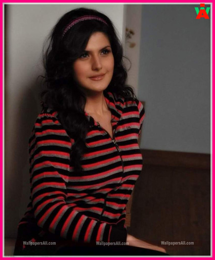 hot-smile-zarine-khan-