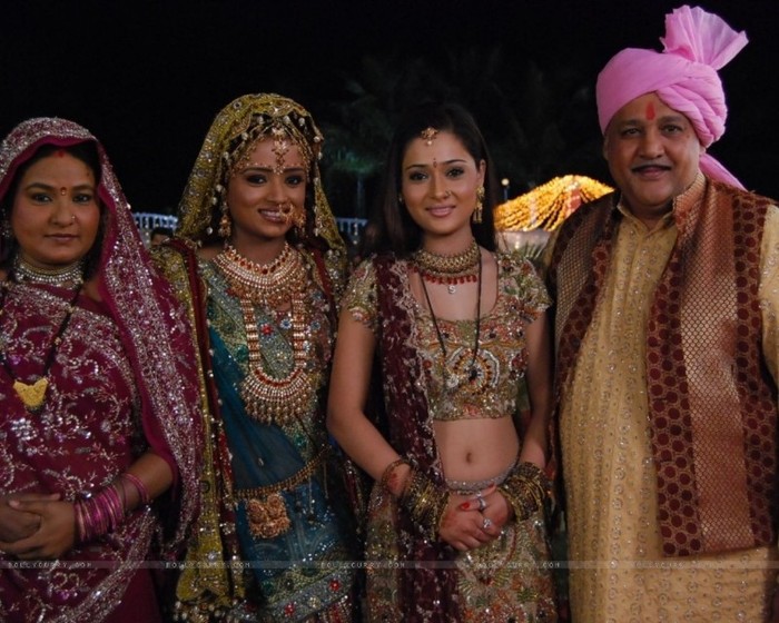 33112-ragini-and-sadhna-with-their-parents - sapna babul ka bidaai nou