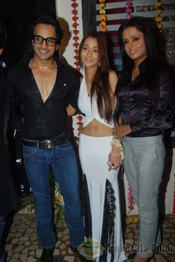 angad-hasija-sara-khan-and-parul-chawla-at-the-18570