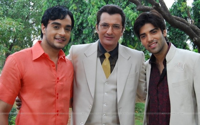 33287-indrajit-with-his-sons-alekh-and-ranvir - cel mai frum actor indian si model